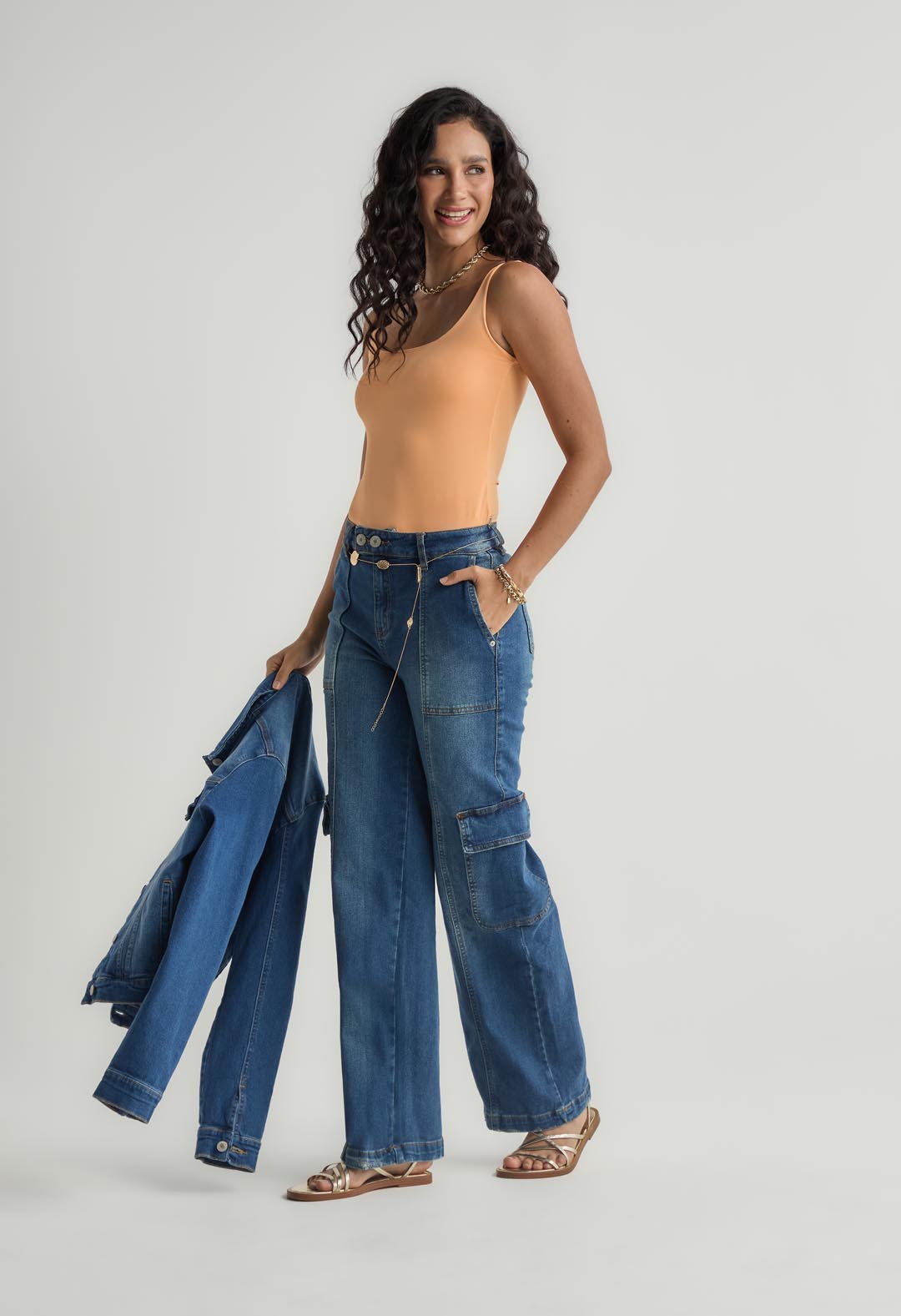 Jean cargo medio con cortes para mujer