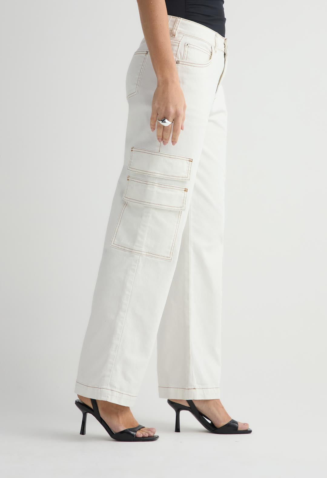Pantalón cargo blanco tiro alto para mujer