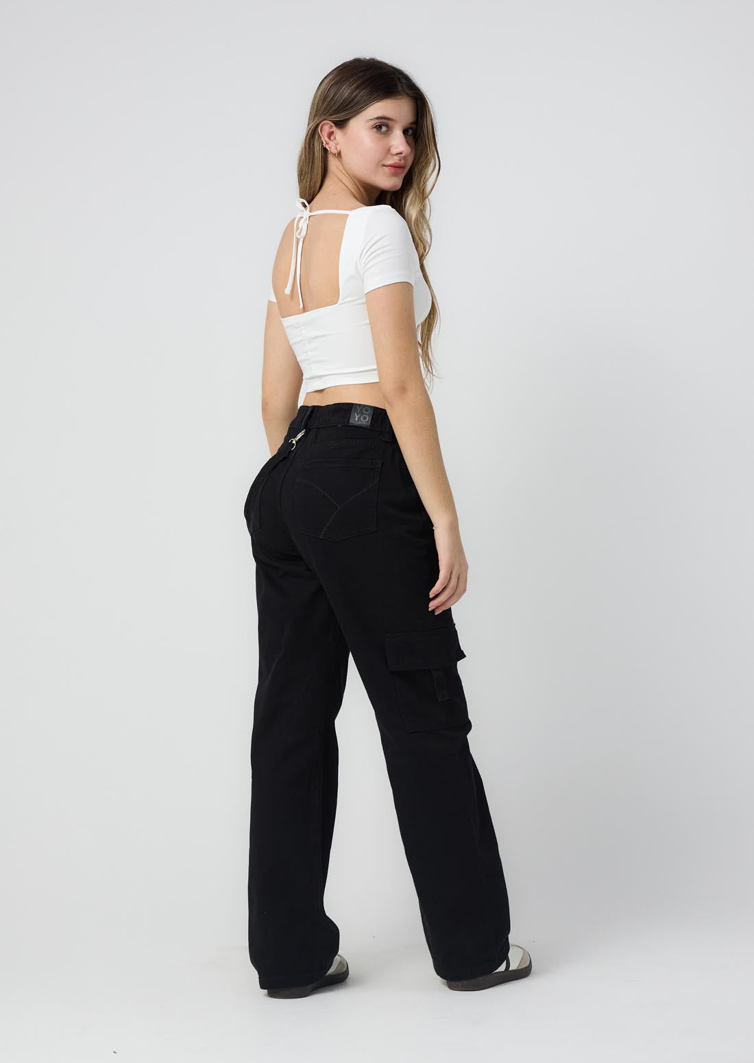Jean cargo negro tiro alto para jóvenes