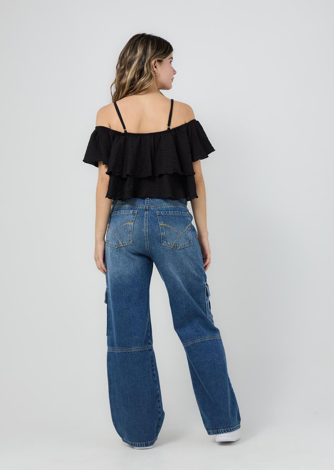 Jean cargo medio oscuro con bolsillos en los costados para jóvenes