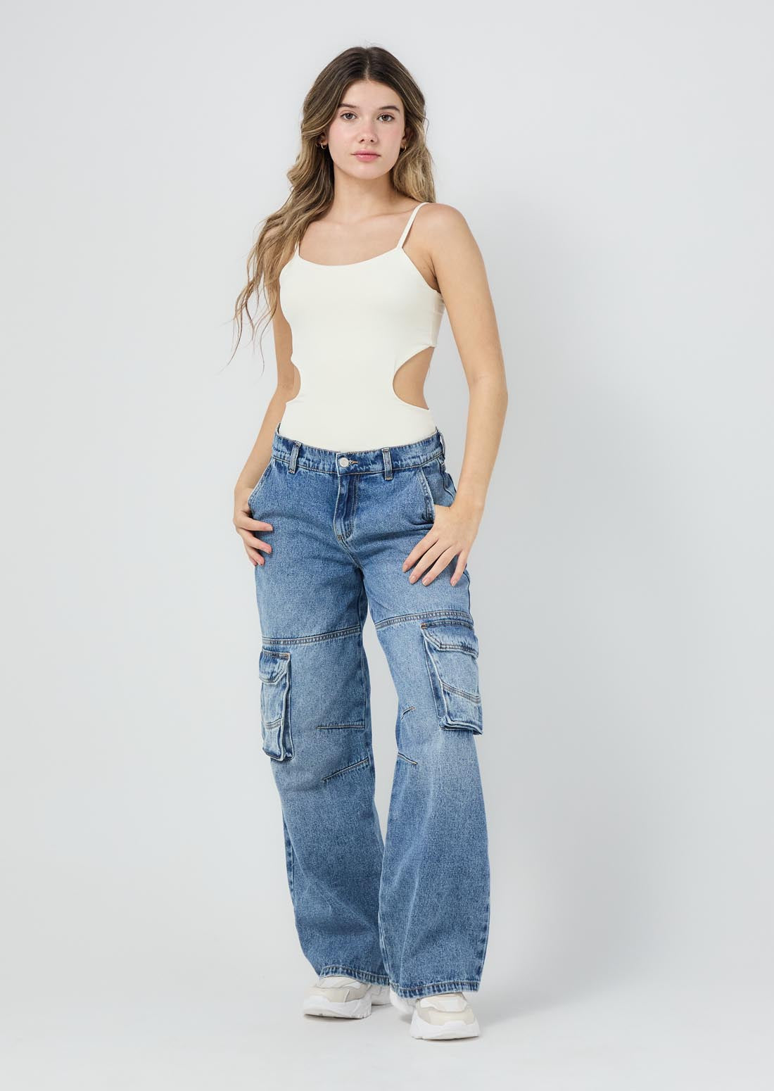 Jean cargo medio oscuro y tiro medio para jóvenes