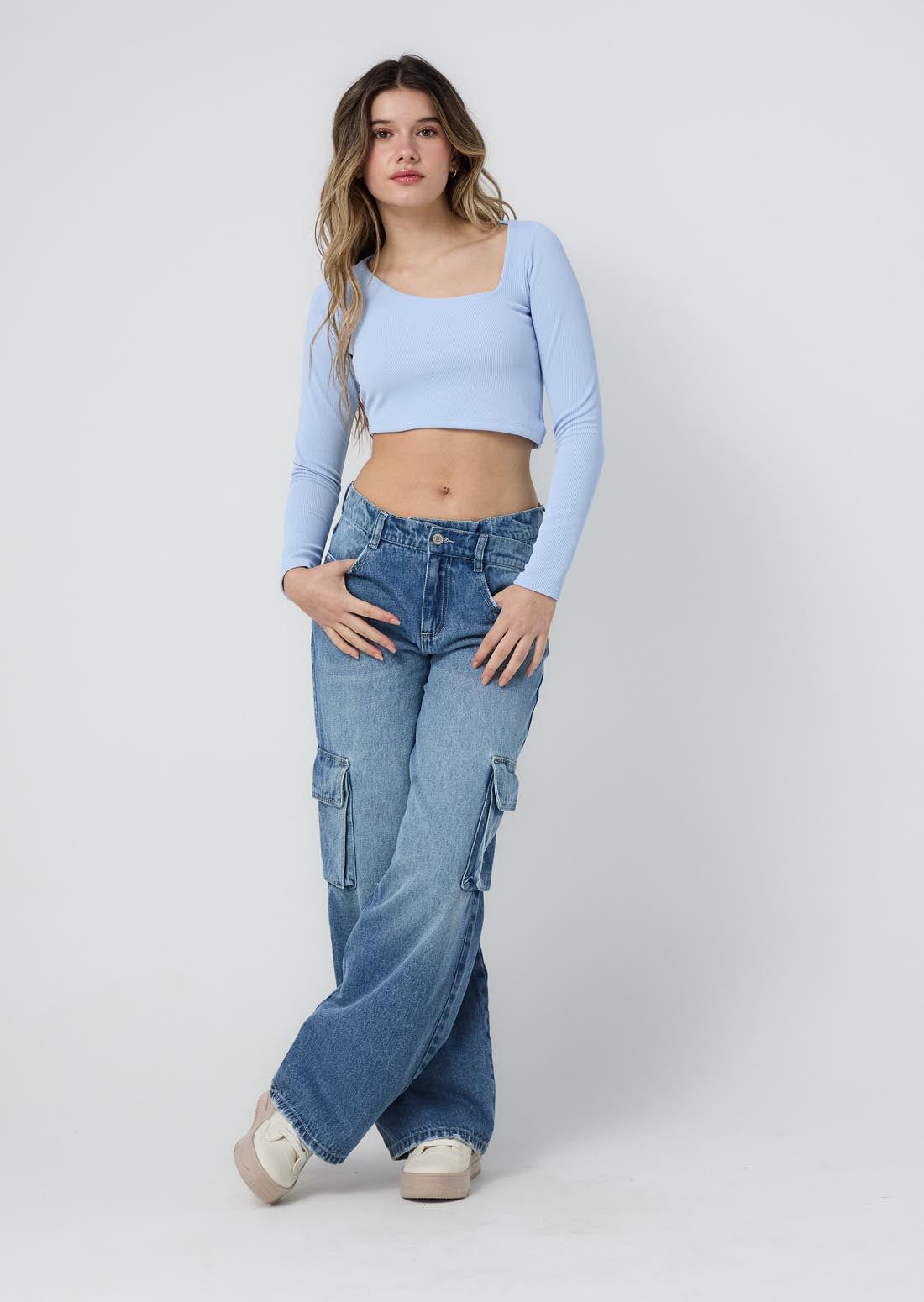 Jean cargo medio con pretina en diagonal para jóvenes