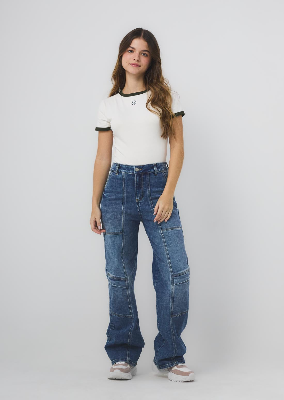 Jean cargo medio oscuro con bolsillos en diagonal para jóvenes