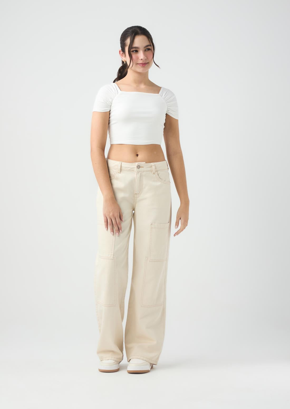 Pantalón cargo arena con bolsillos en costados para jóvenes