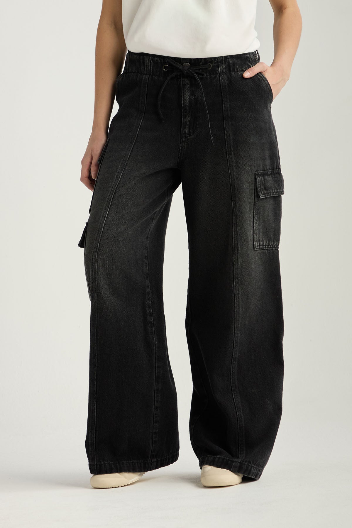 Jean cargo negro oscuro de tiro alto para mujer