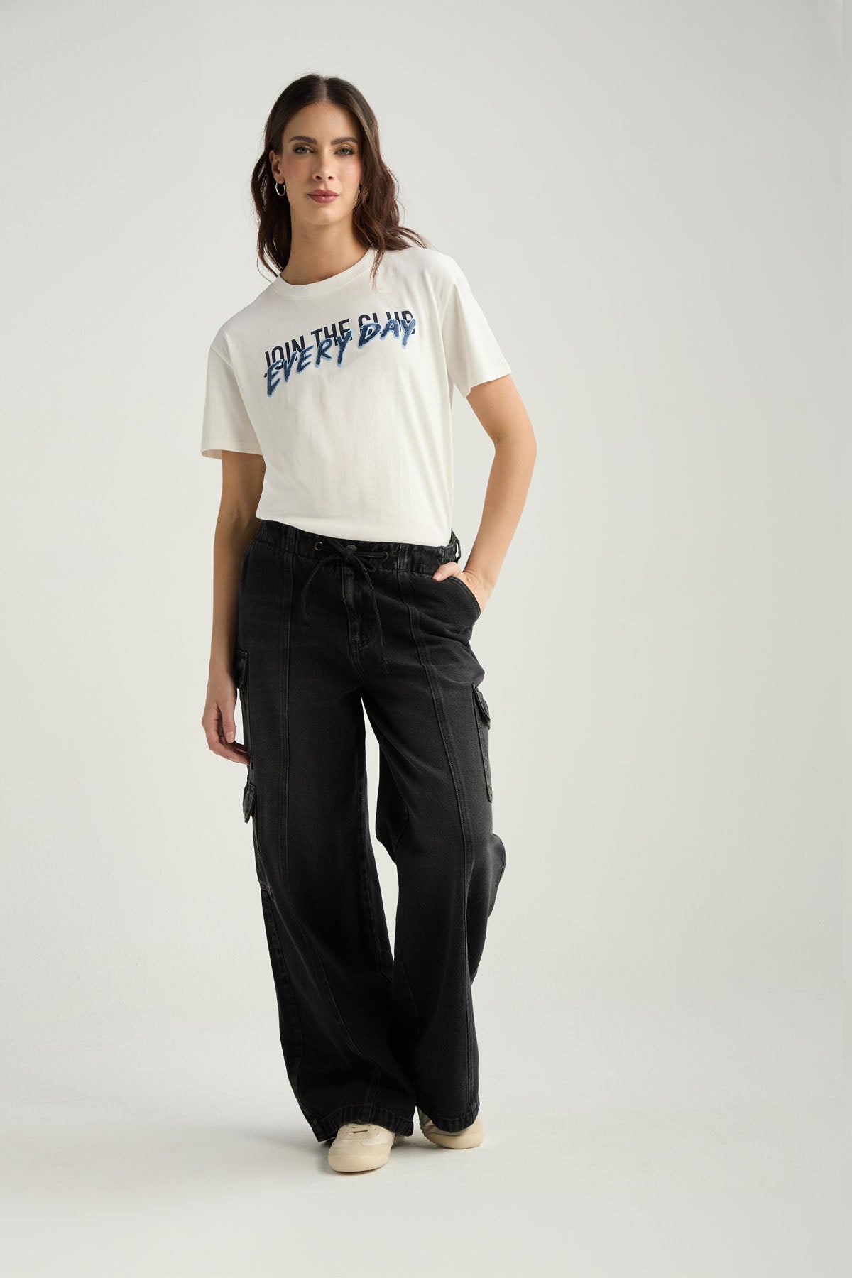 Jean cargo negro oscuro de tiro alto para mujer