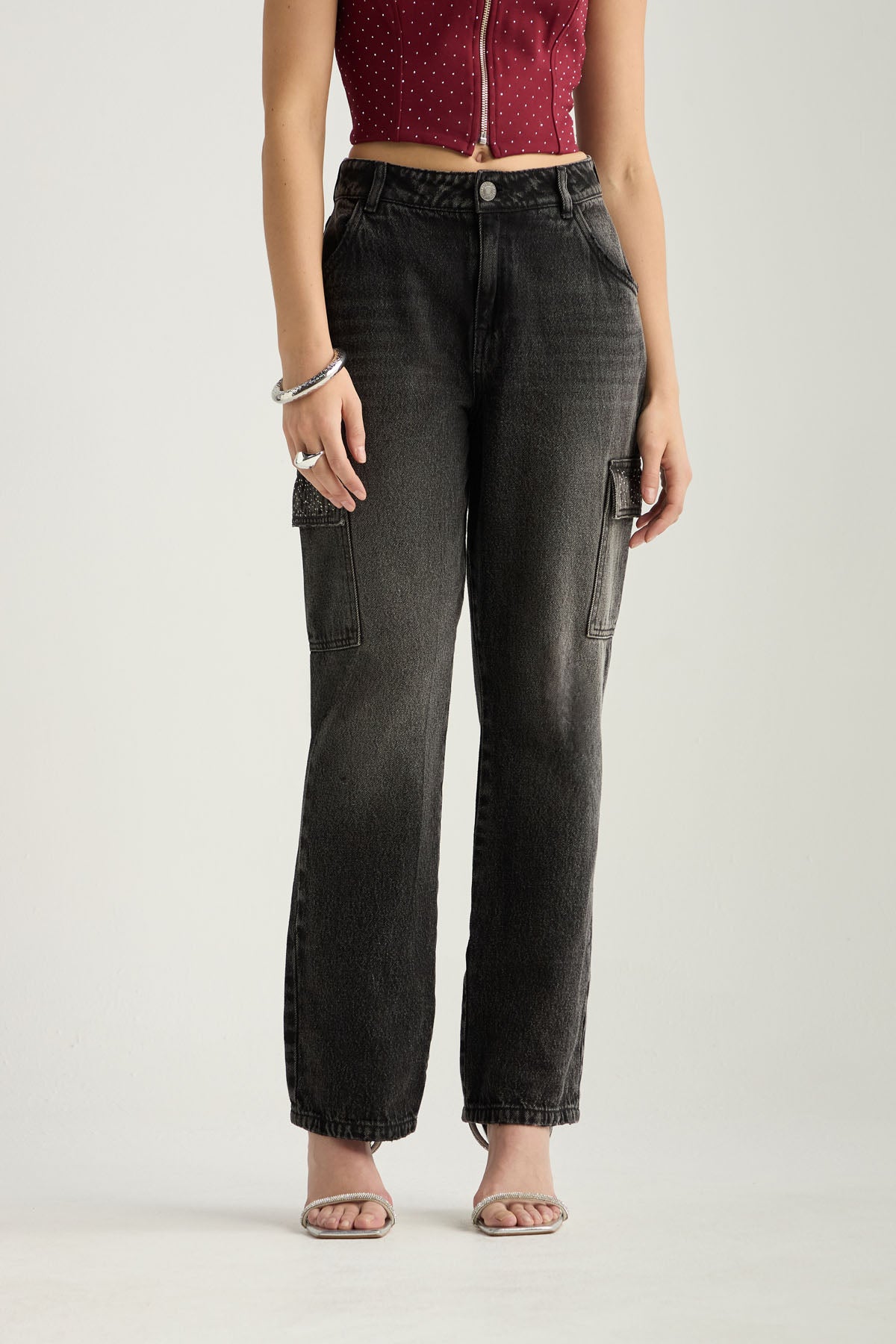 Jean cargo negro medio de tiro bajo para mujer
