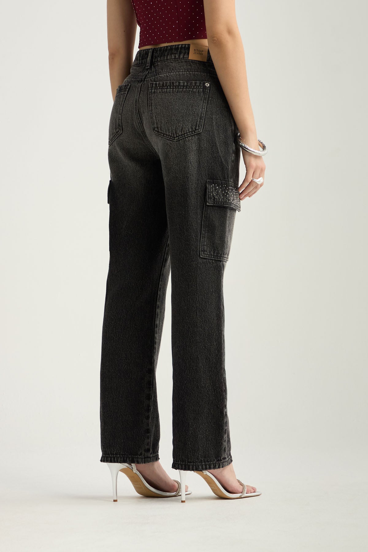 Jean cargo negro medio de tiro bajo para mujer