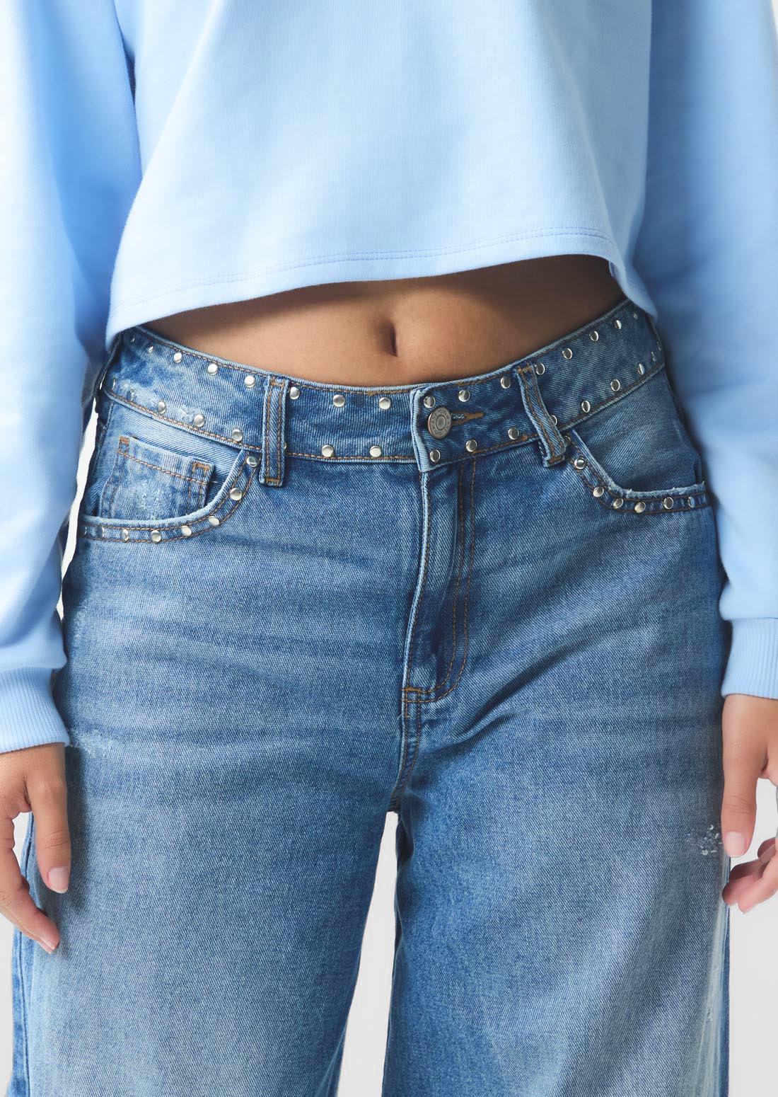 Jean cargo medio con apliques metálicos para jóvenes
