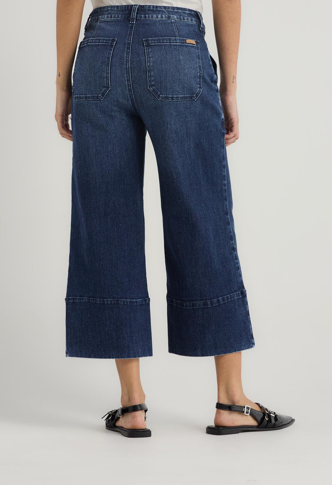 Jean culotte oscuro con ruedo ancho para mujer