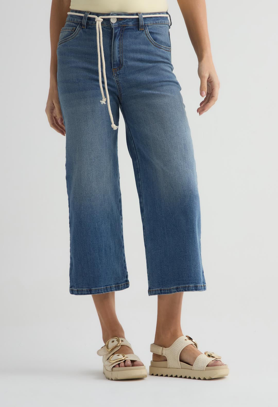Jean culotte tono claro con cinturón para mujer
