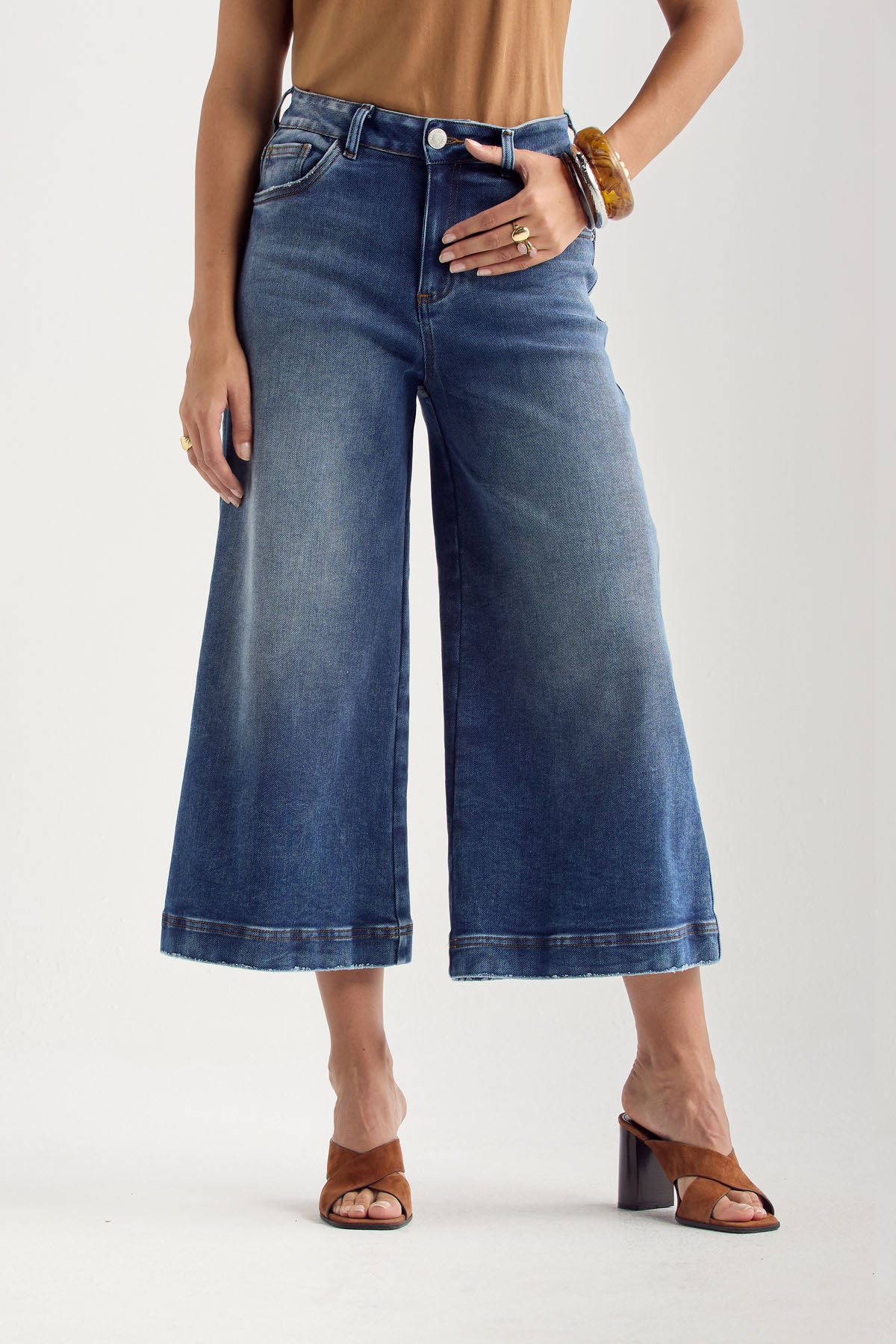 Jean culotte medio oscuro con bota amplia para mujer