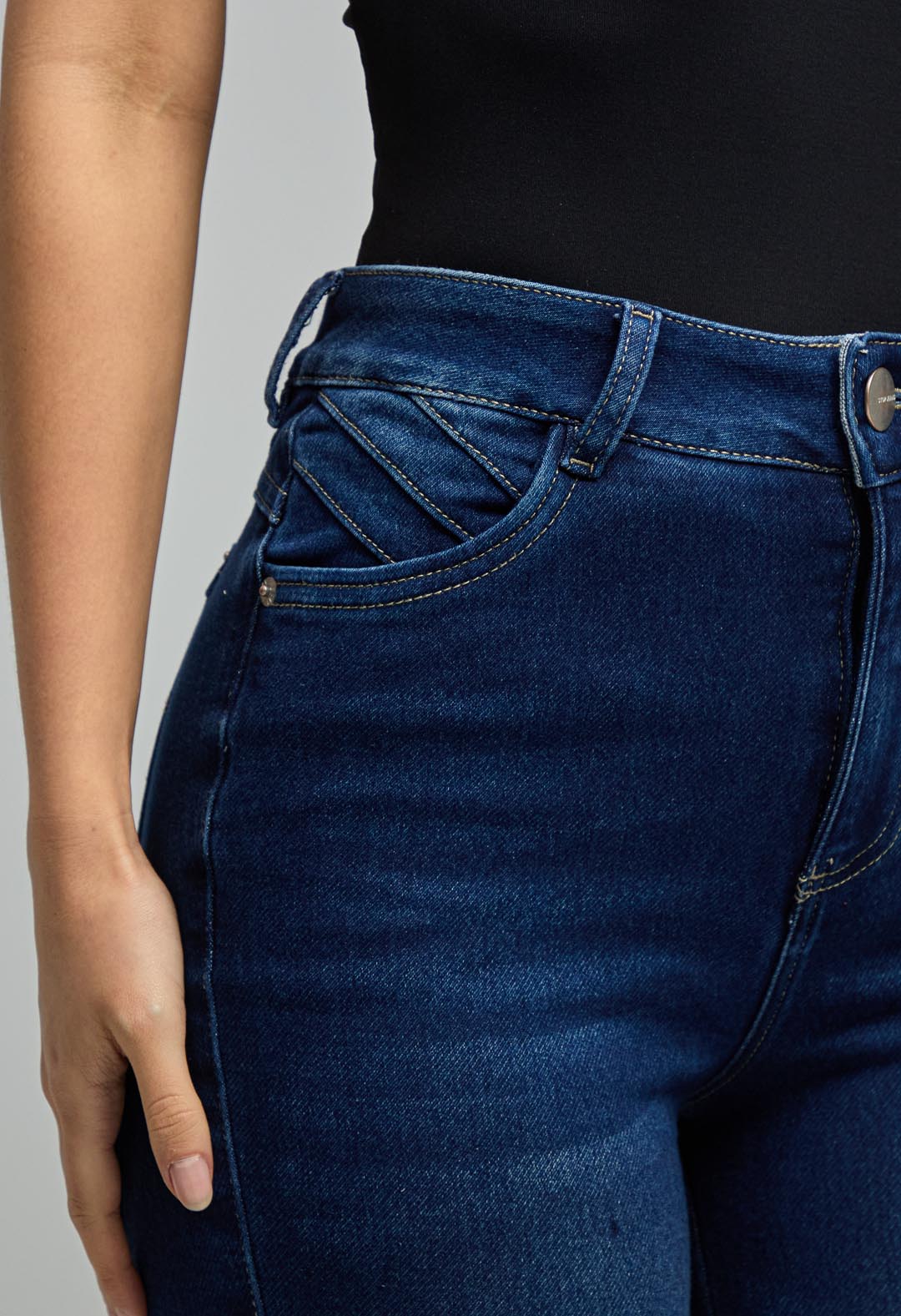 Jean elastik oscuro con alforzas para mujeres