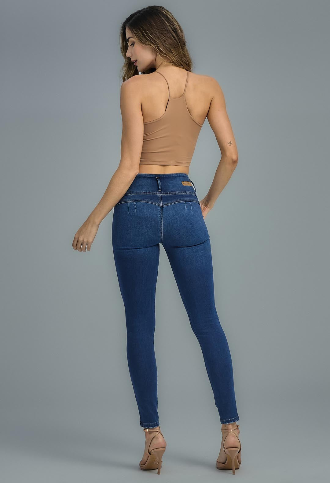 Jean escultor oscuro con bota tubo para mujeres