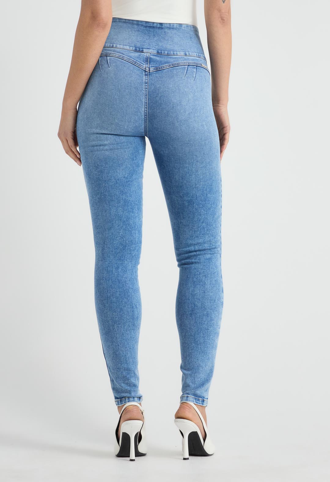 Jean escultor claro y bota tubo para mujer