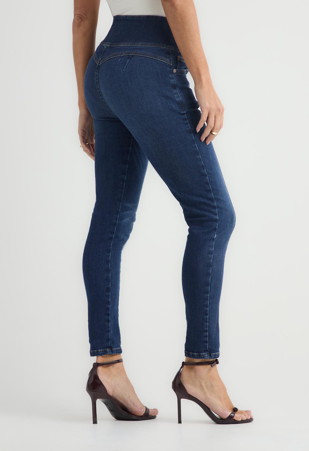 Jean escultor tono oscuro y bota tubo para mujer