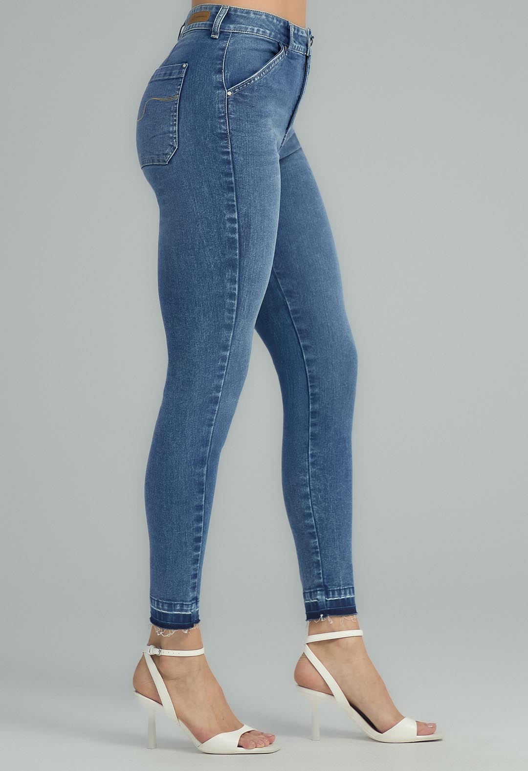 Jeans levantacola de talla media con detalle en la bota para mujeres, en color clásico, por la marca Stop.