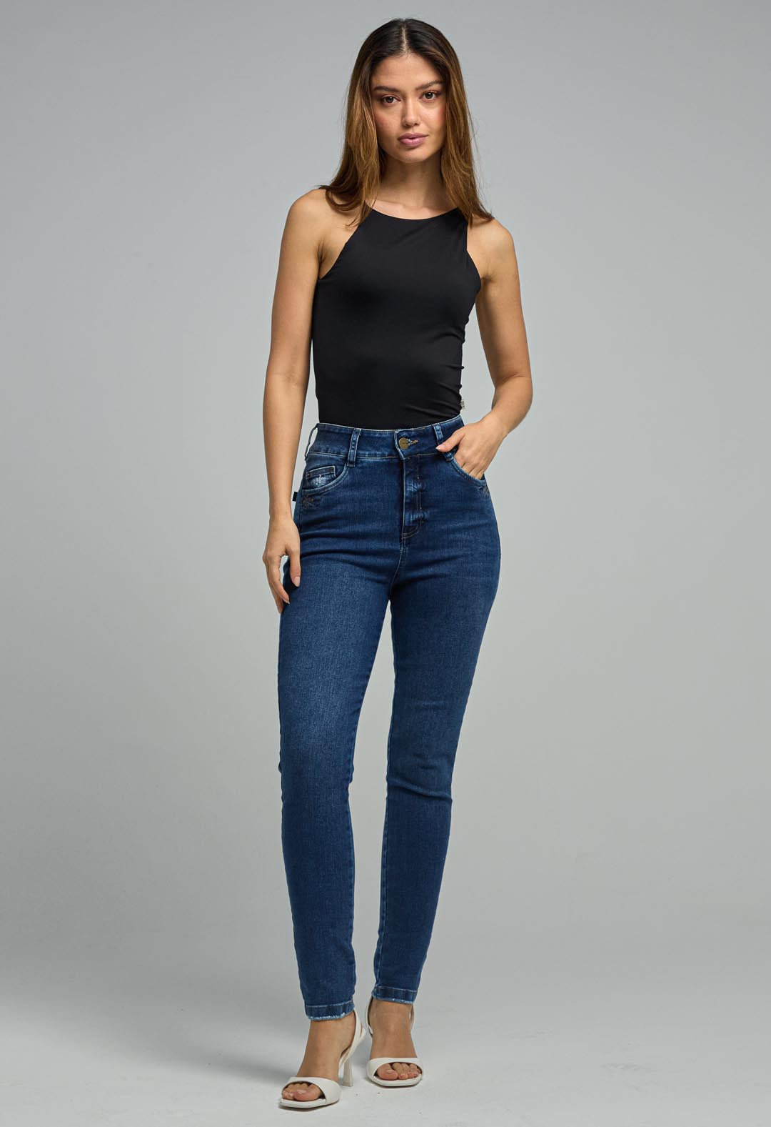 Jean levantacola medio y detalle en pretina para mujeres