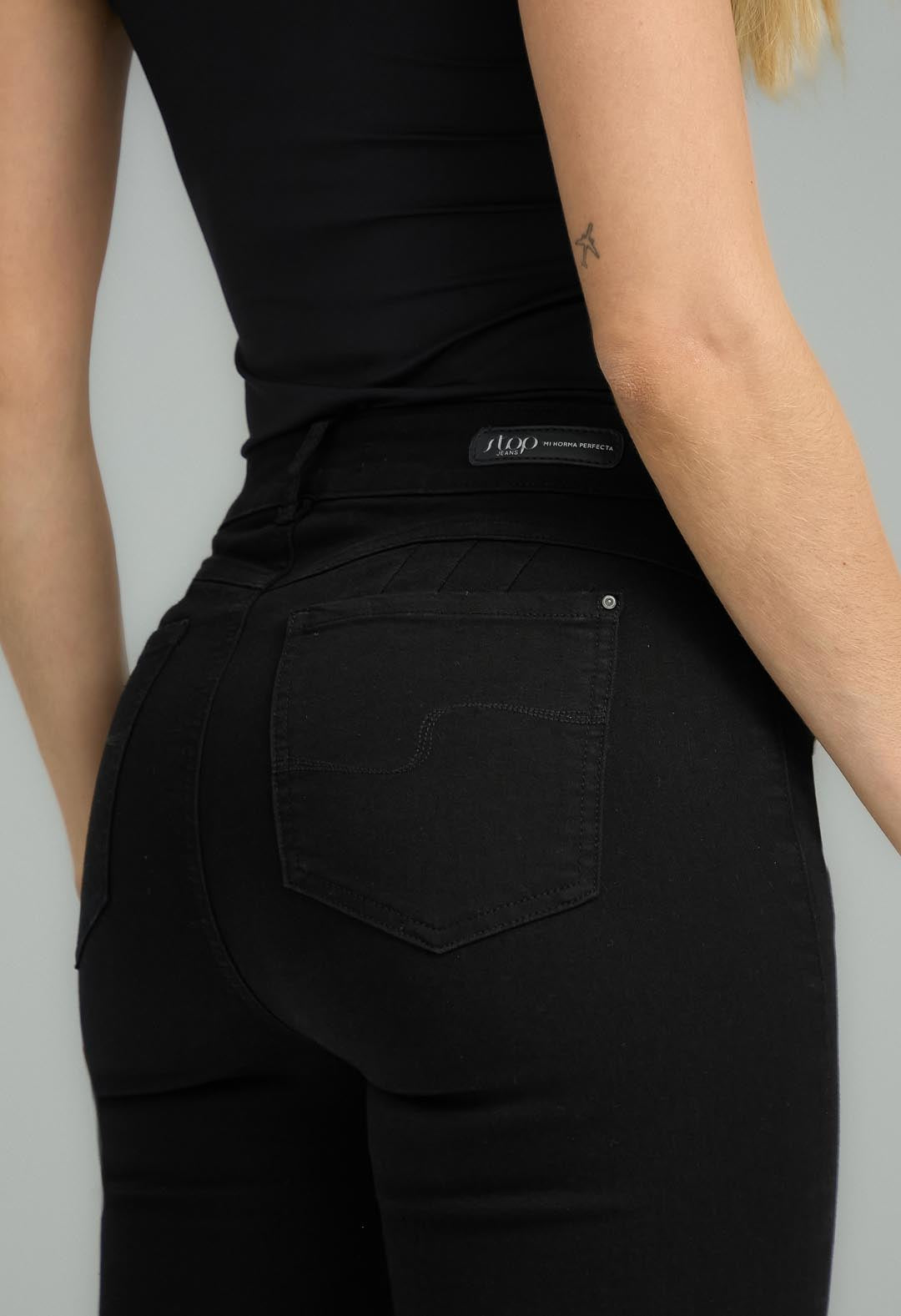 Jean levantacola negro fondo entero para mujeres