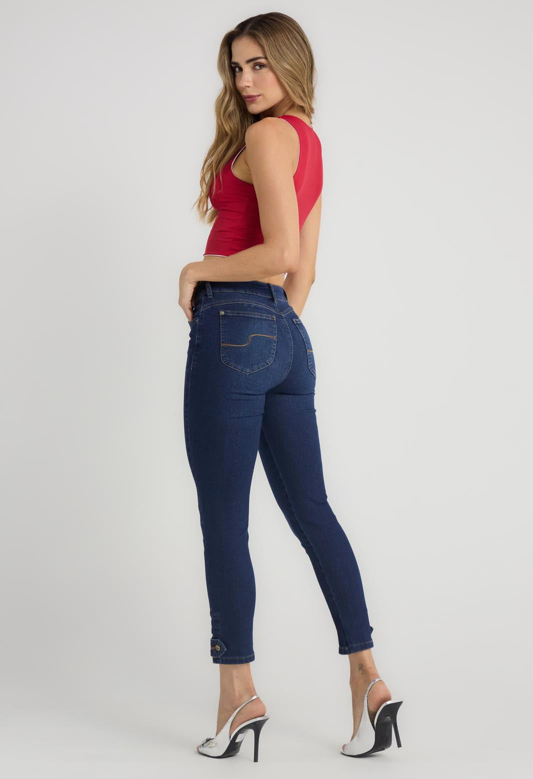 Jean levantacola medio con detalle en bota para mujeres