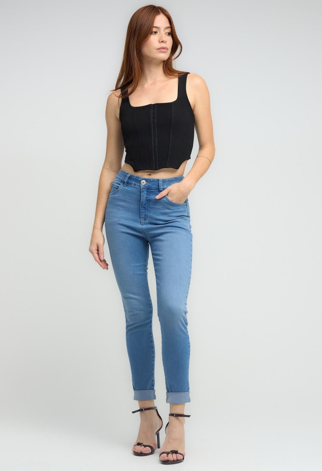 Jean levantacola medio con bota doblada para mujeres