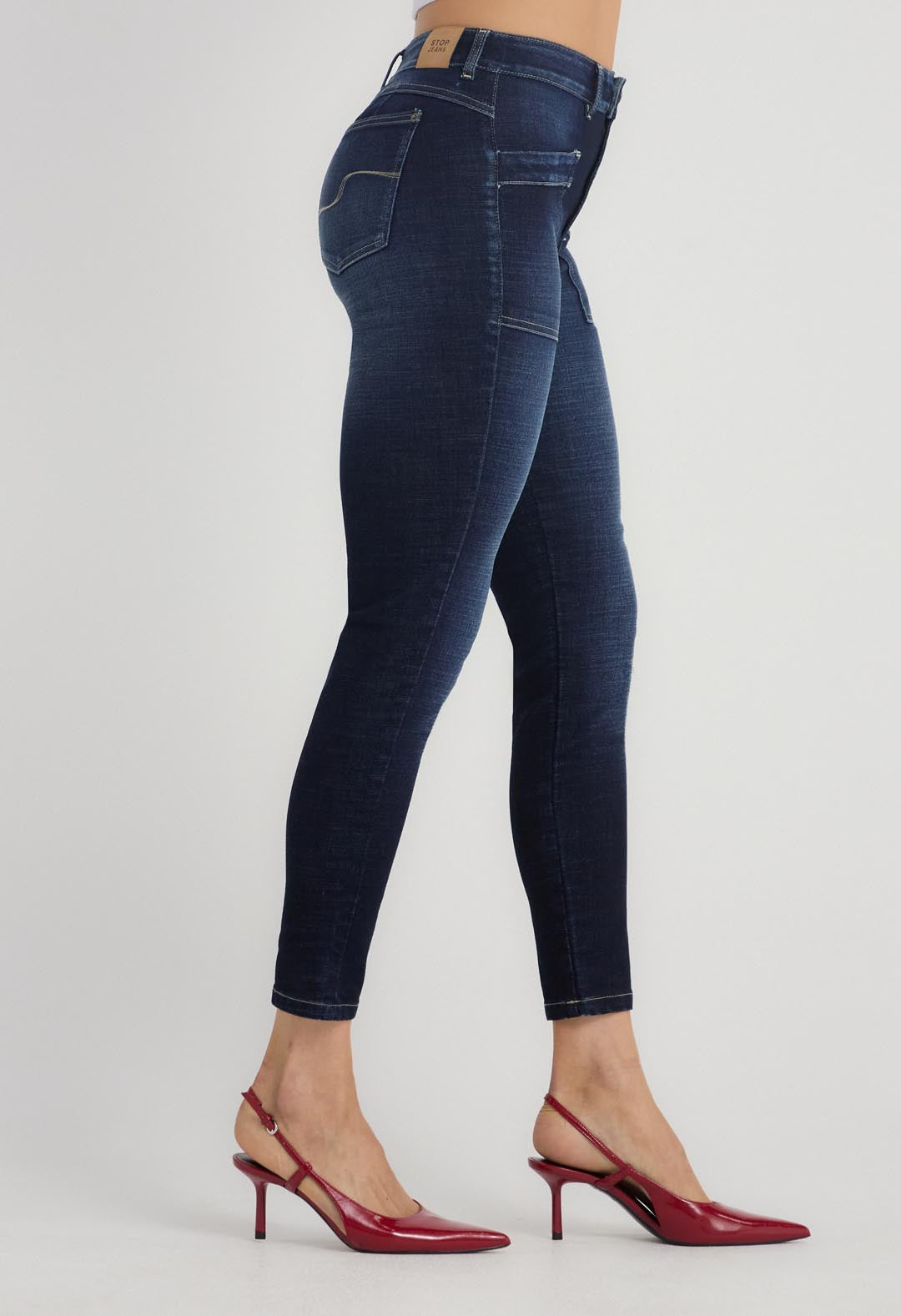 Jean levantacola oscuro con bolsillos para mujer