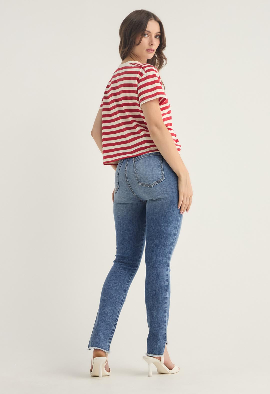 Jean levantacola medio oscuro con aplique en bota para mujer