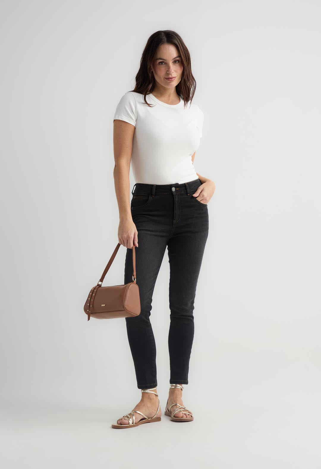 Jean levantacola negro con bota tubo para mujer