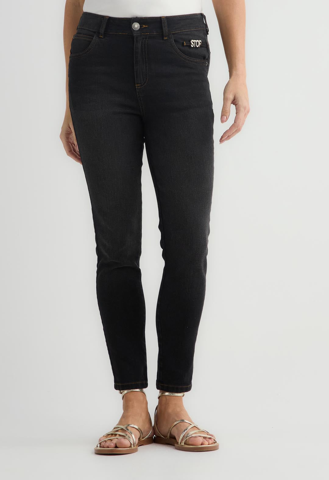 Jean levantacola negro con bota tubo para mujer