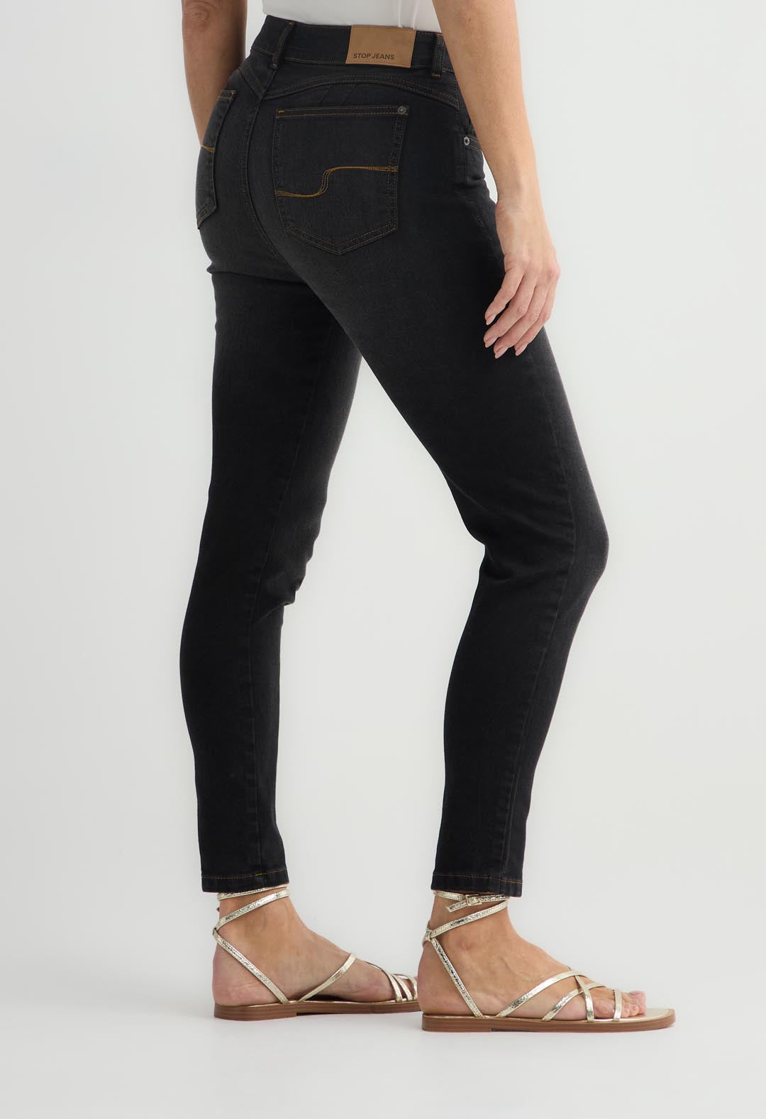 Jean levantacola negro con bota tubo para mujer
