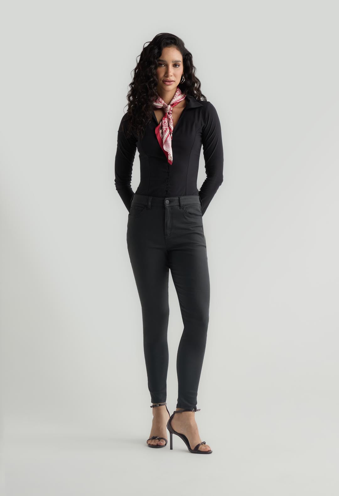 Pantalón negro con bota tubo para mujer