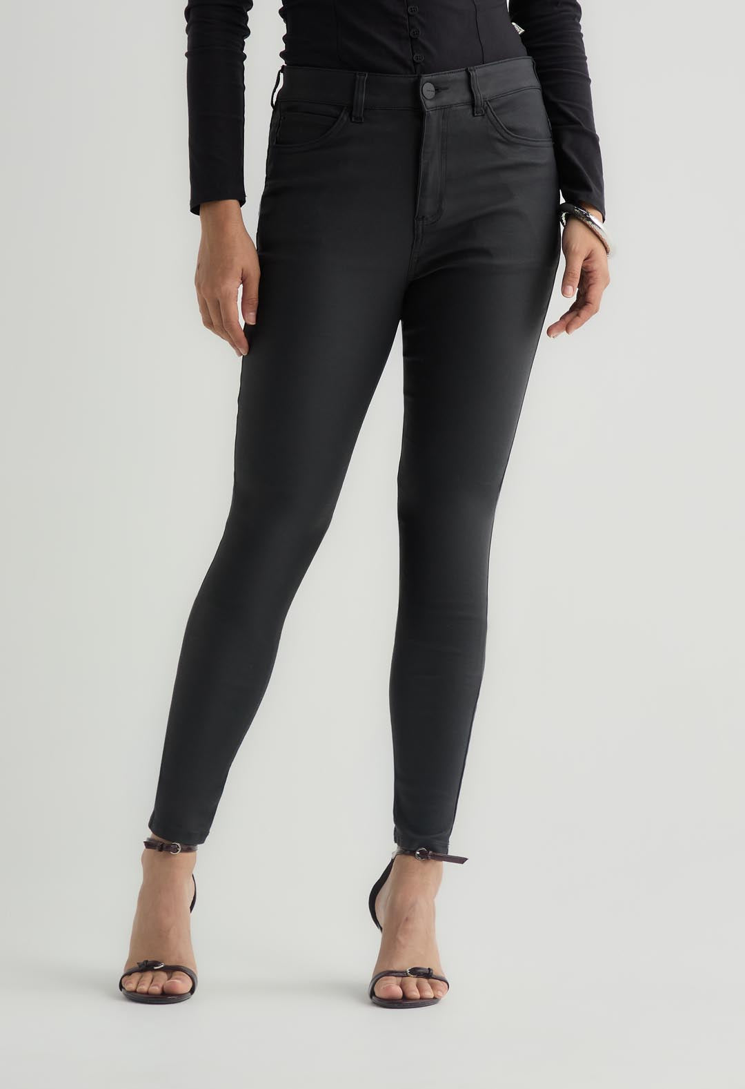 Pantalón negro con bota tubo para mujer