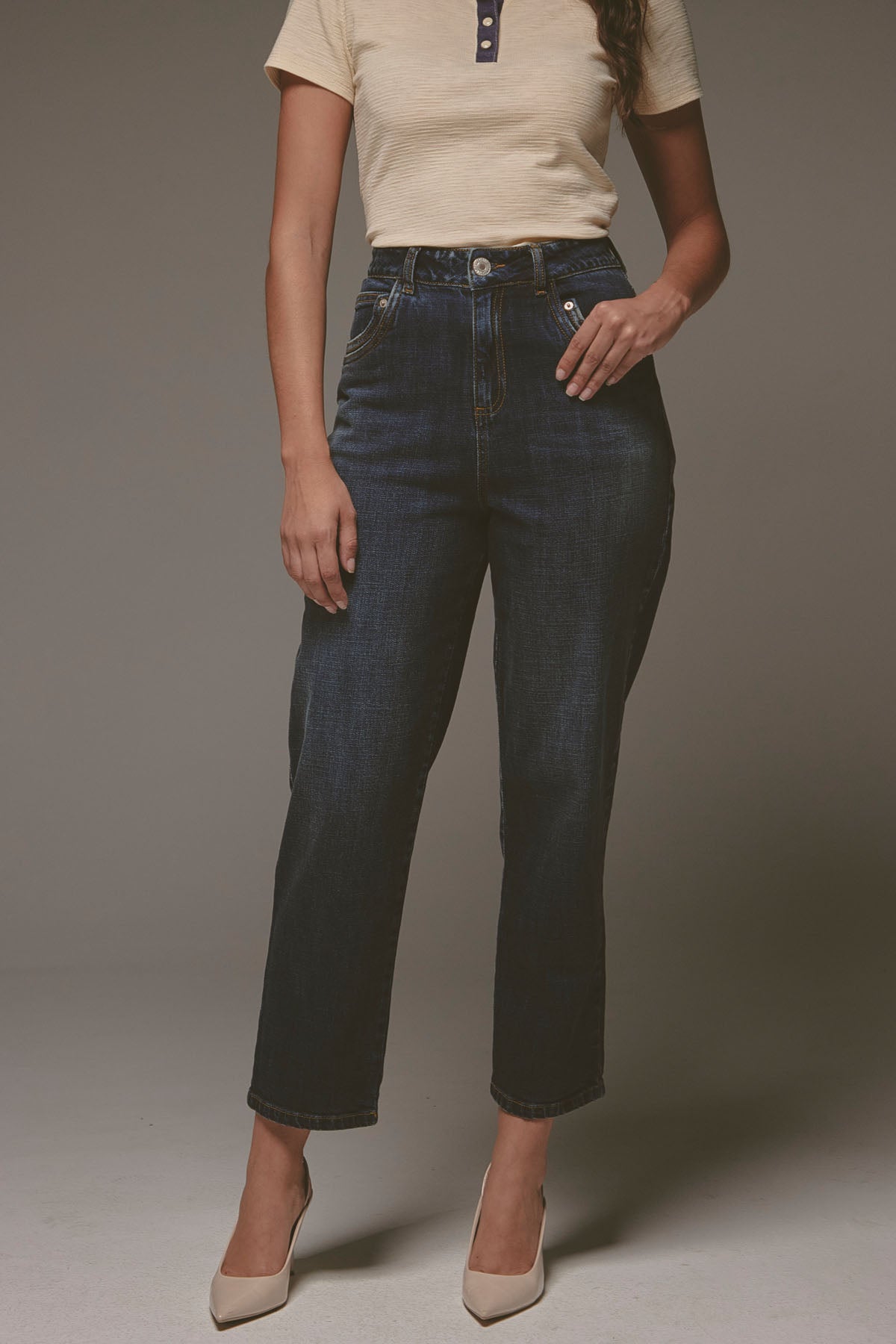 Jean mom jean oscuro de tiro alto para mujer