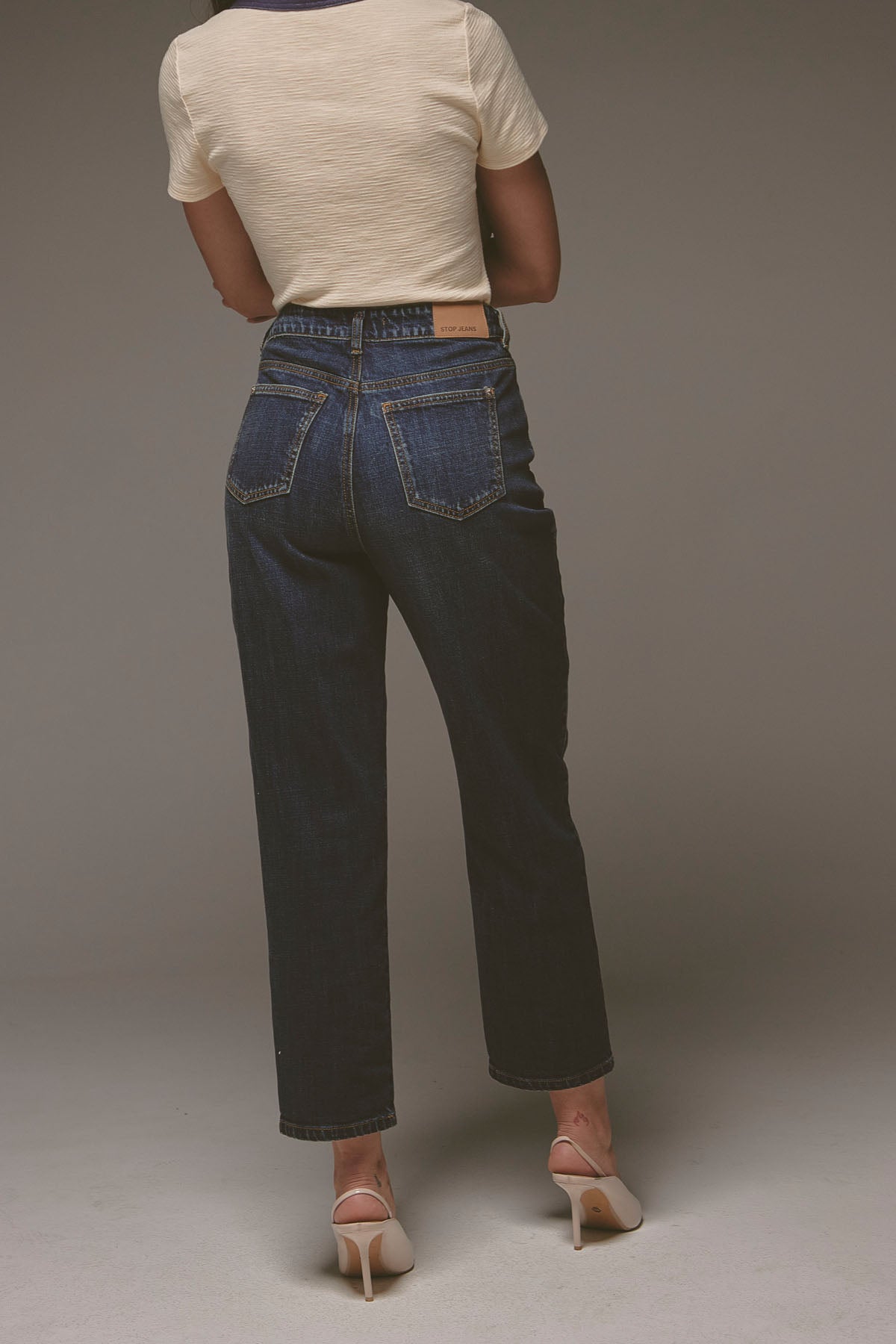 Jean mom jean oscuro de tiro alto para mujer