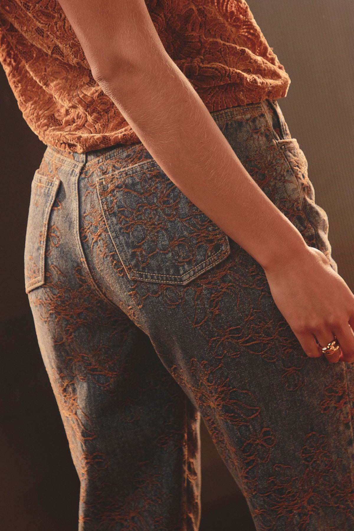 Jean mom de tiro alto con lavado medio oscuro y detalle bordado para mujer