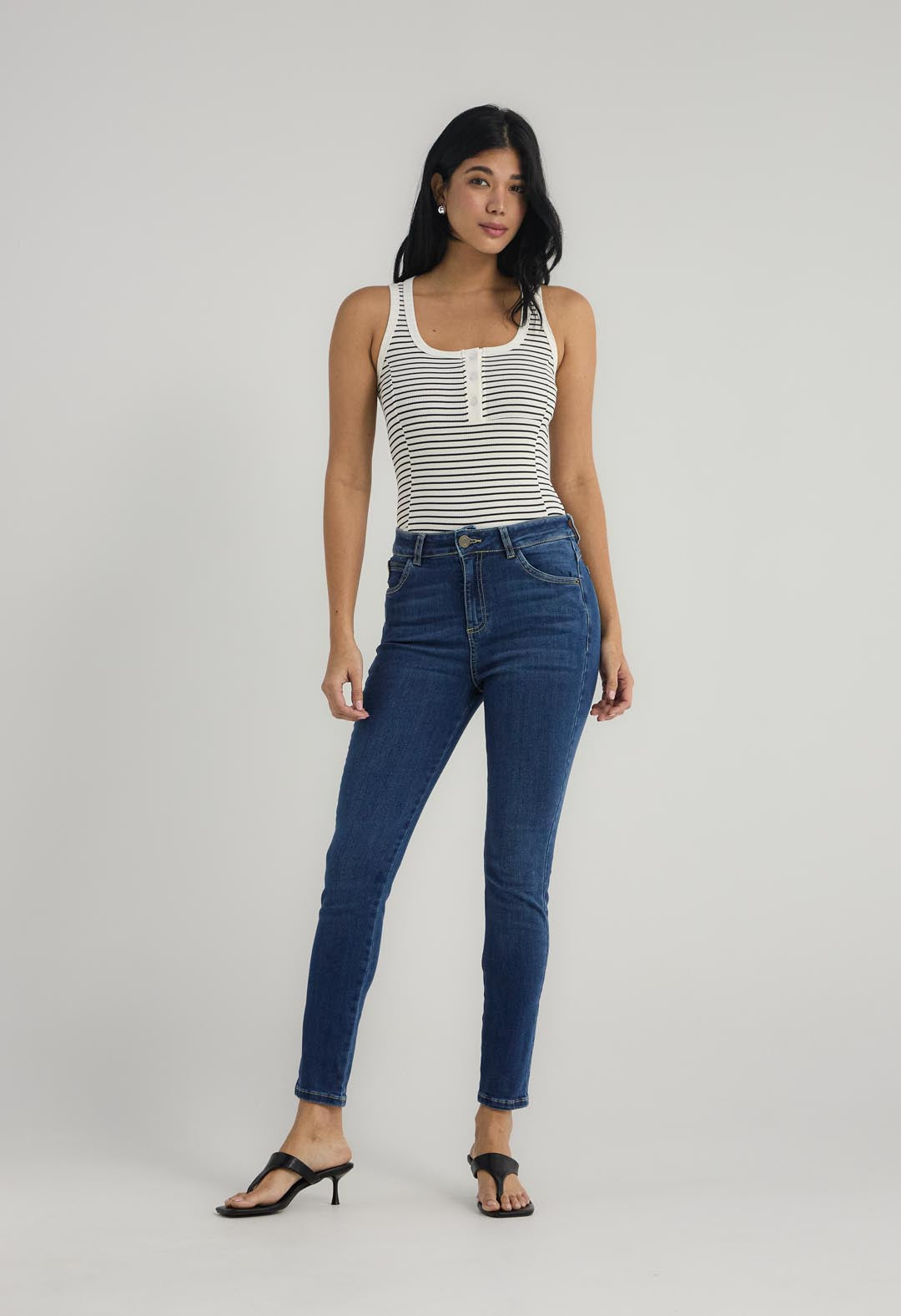 Jean reductor lavado medio y bota tubo para mujeres