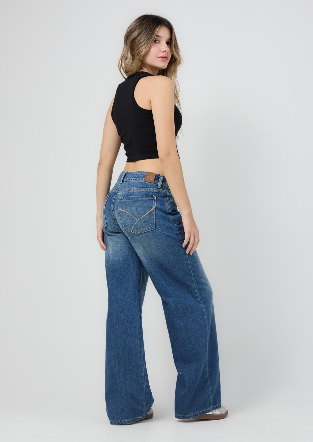 Jean retromom lavado medio oscuro y tiro medio para jóvenes