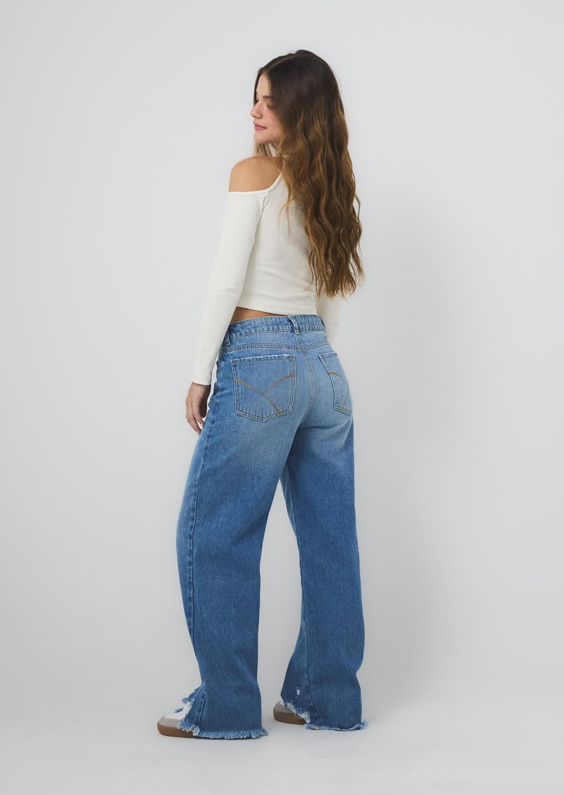 Jean retromom medio con desgastes en bota para jóvenes