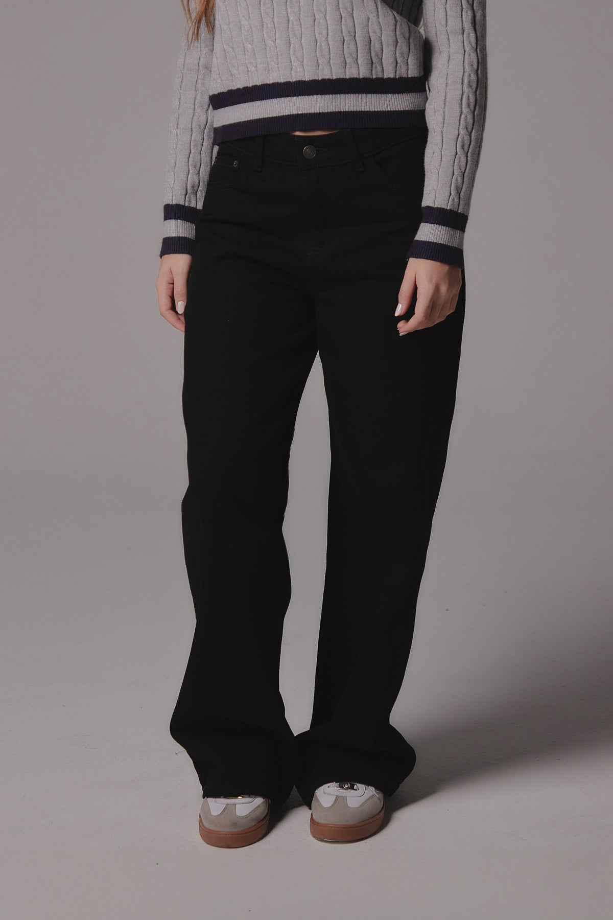 Jean retromom negro oscuro con bolsillos funcionales para jóvenes