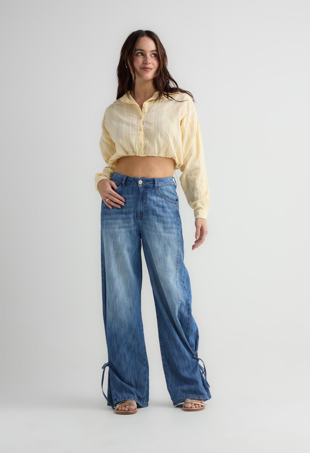 Retrojean tono medio con moños en bota para mujer