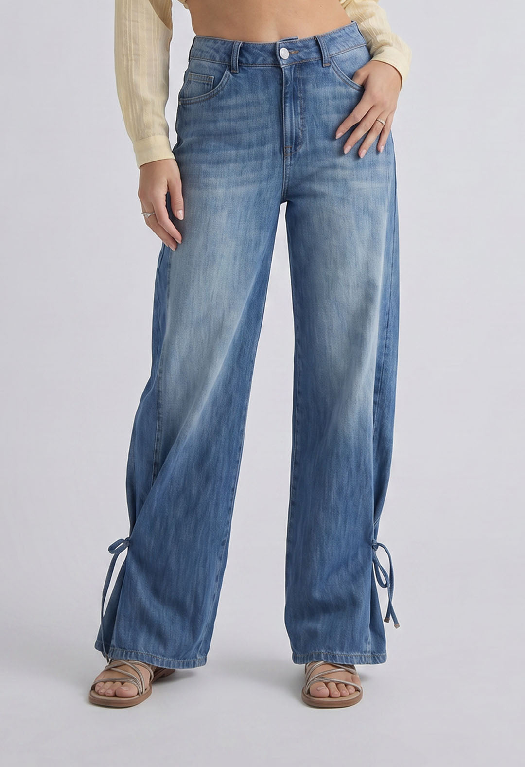 Retrojean tono medio con moños en bota para mujer