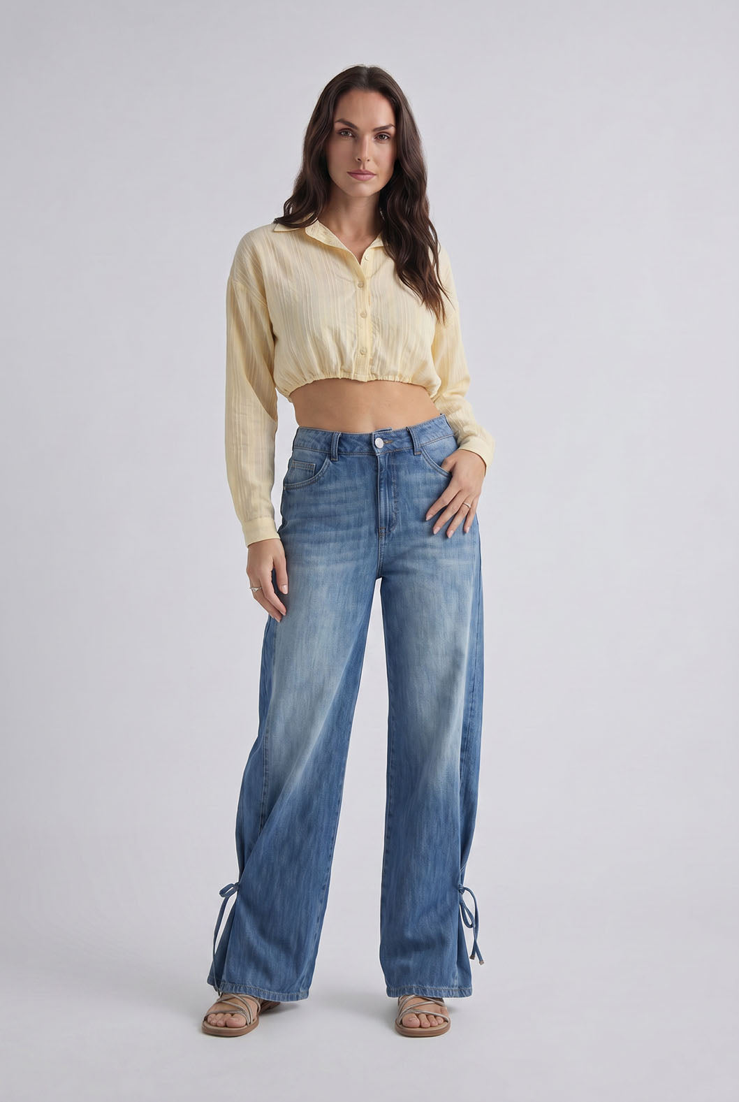 Retrojean tono medio con moños en bota para mujer
