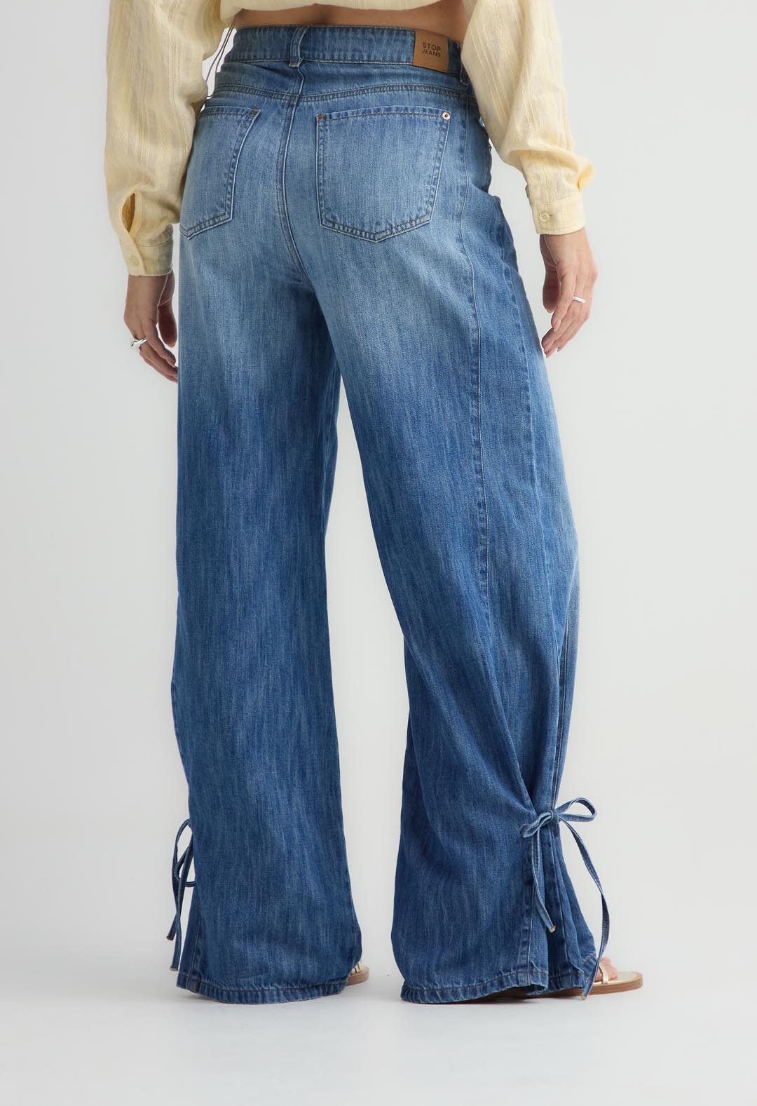 Retrojean tono medio con moños en bota para mujer