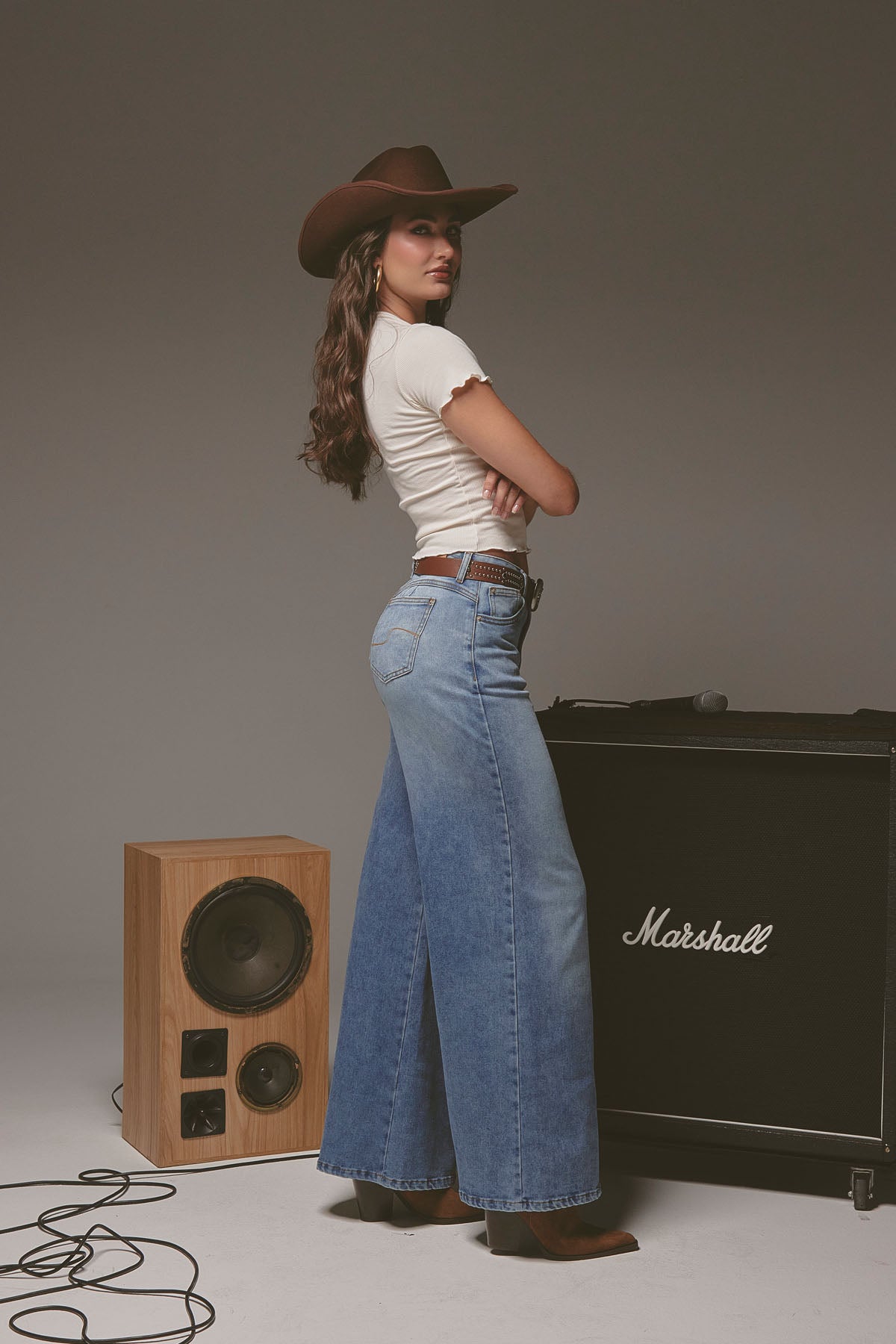 Jean retro levantacola lavado medio con pinzas para mujer