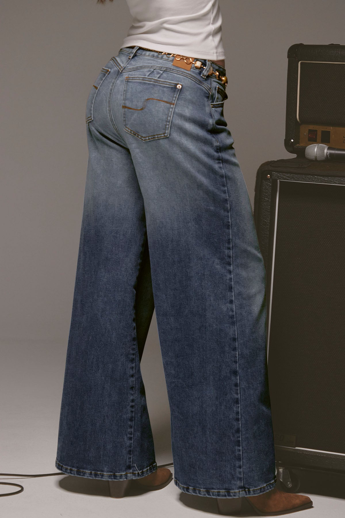 Jean retro levantacola lavado medio oscuro con pinzas para mujer