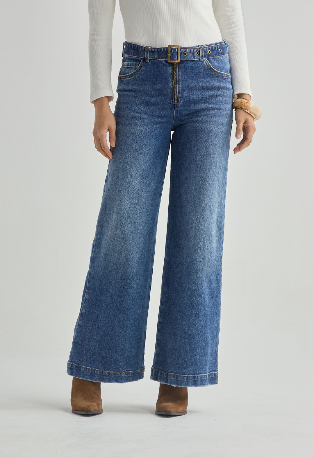 Jean retro oscuro con bota amplia para mujer