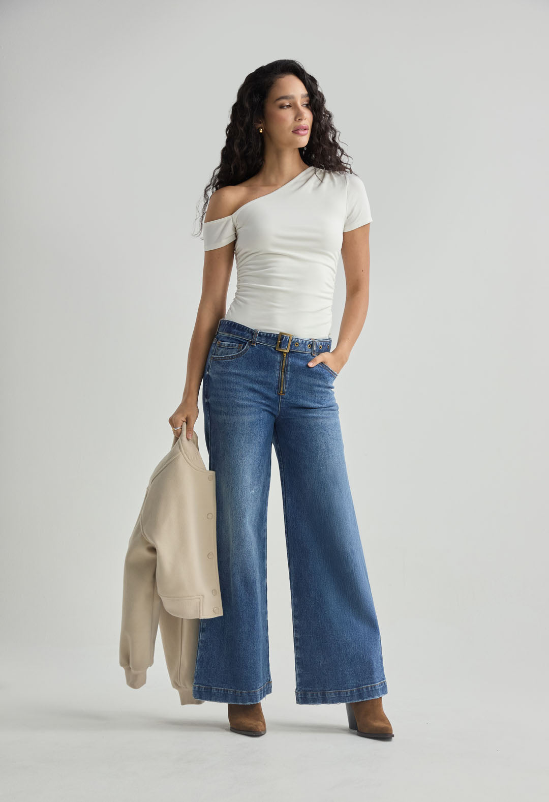 Jean retro oscuro con bota amplia para mujer