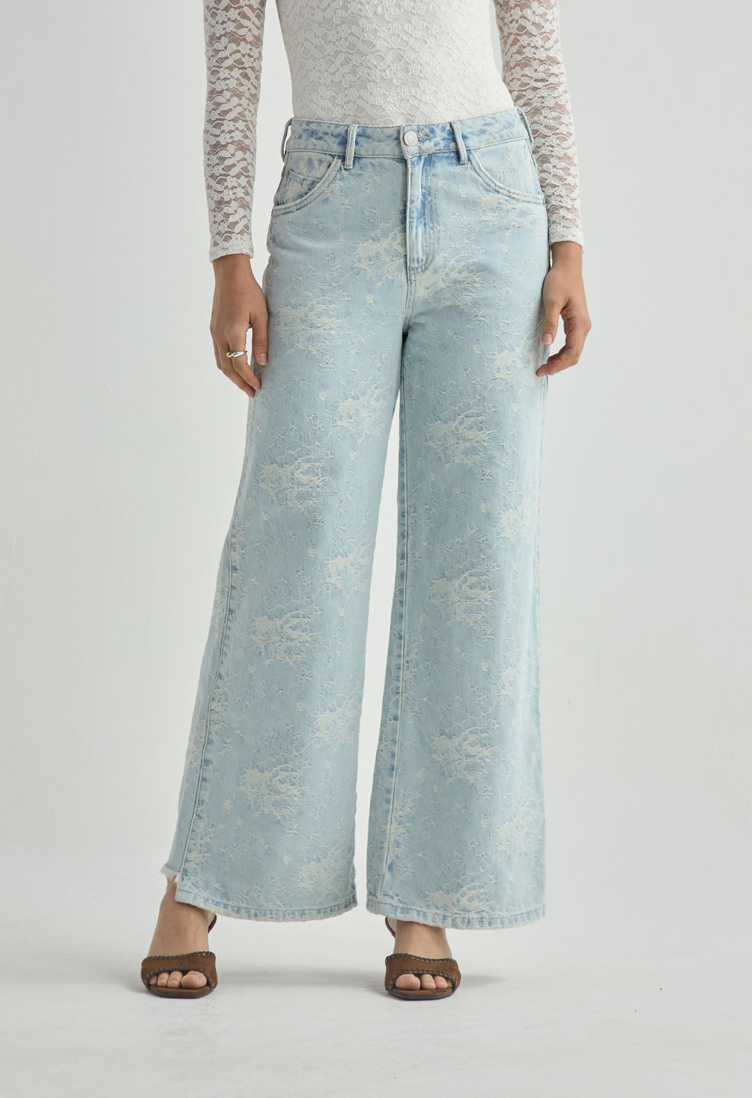 Jean retro lavado claro con detalle en tela para mujer