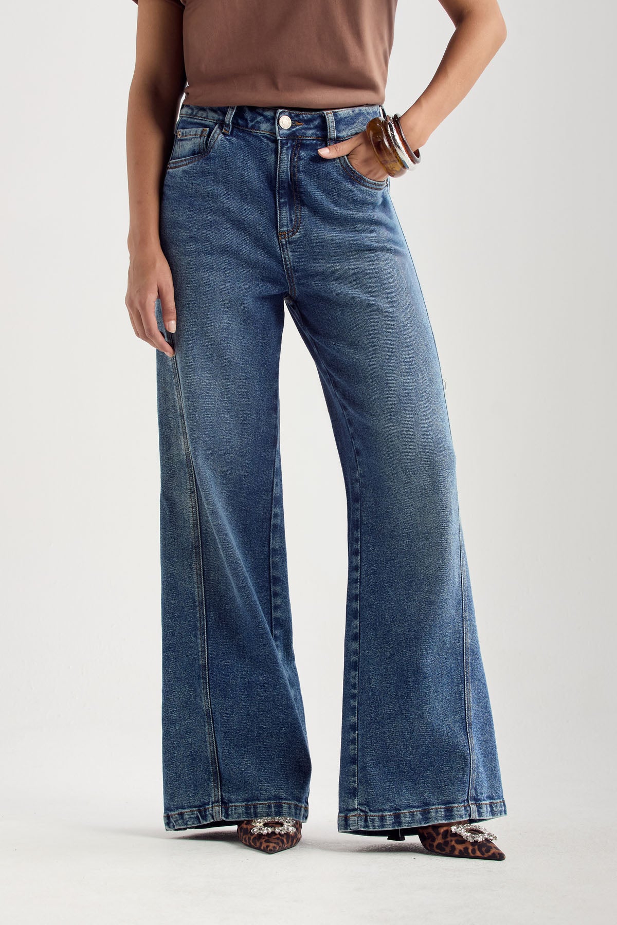 Jean retro medio oscuro y bota amplia para mujer