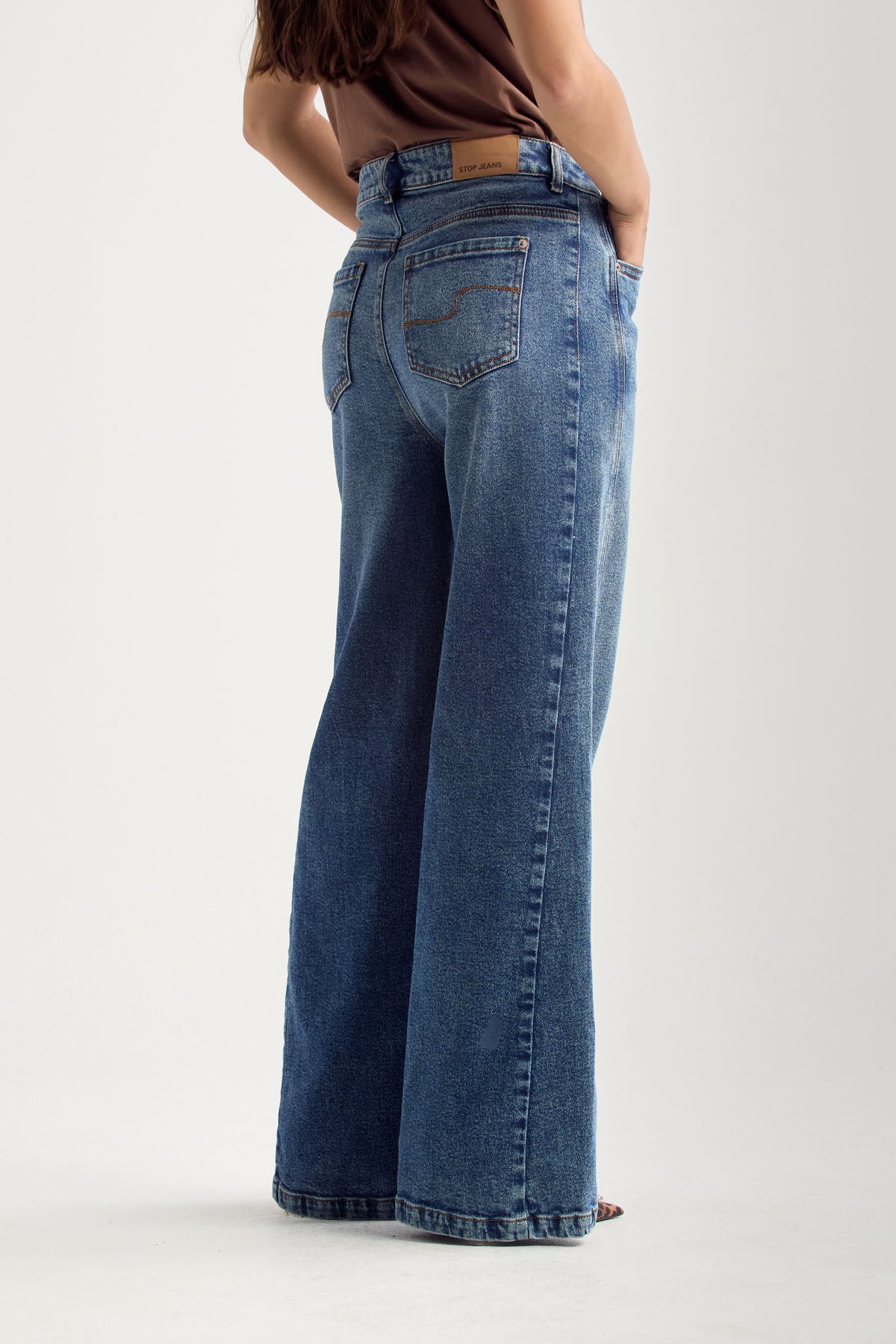 Jean retro medio oscuro y bota amplia para mujer